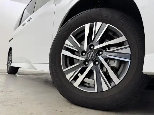 日産 セレナ e－パワー ハイウェイスター V 福岡県 2023(令5)年 3.1万km プリズムホワイト 純正１２．３型ナビ／フルセグＴＶ　/全方位カメラ　/ワイヤレス充電　/ビルトインＥＴＣ２．０　/プロパイロット　/エマージェンシーブレーキ　/レーンキープ　/ＢＳＭ　/両側電動スライドドア　/純正１６インチＡＷ　/ＬＥＤ