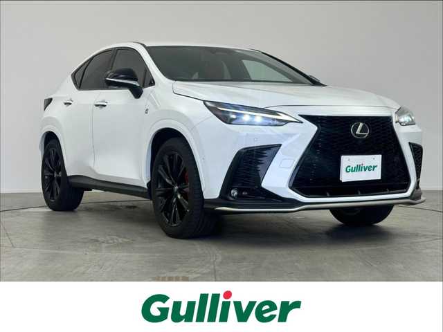 レクサス ＮＸ 350h Fスポーツ 愛知県 2023(令5)年 1.8万km ホワイトノーヴァガラスフレーク 純正14インチコネクテッドナビ付ディスプレイオーディオPlus/レクサスチームメイト/　　・アドバンスドパーク/ブラインドスポットモニター/レクサスセーフティシステム＋/　　・プリクラッシュセーフティ/　　・レーンディバーチャーアラート/　　・レーダークルーズコントロール/　　・レーントレーシングアシスト/　　・アダプティブハイビームシステム/アダプティブクルーズコントロール/フルセグTV/パノラミックビューモニター/ビルトインETC/カラードヘッドアップディスプレイ/本革シート（フレアレッド）/ポジションメモリーパワーシート（D席）/パワーシート（N席）/シートヒーター（前席）/エアシート（前席）/3眼LEDヘッドライト/純正20インチアルミホイール（ブラックメタリック塗装）/純正オレンジキャリパー/純正デジタルインナーミラー/AC100V/スマートキー
