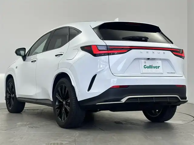 レクサス ＮＸ 350h Fスポーツ 愛知県 2023(令5)年 1.8万km ホワイトノーヴァガラスフレーク 純正14インチコネクテッドナビ付ディスプレイオーディオPlus/レクサスチームメイト/　　・アドバンスドパーク/ブラインドスポットモニター/レクサスセーフティシステム＋/　　・プリクラッシュセーフティ/　　・レーンディバーチャーアラート/　　・レーダークルーズコントロール/　　・レーントレーシングアシスト/　　・アダプティブハイビームシステム/アダプティブクルーズコントロール/フルセグTV/パノラミックビューモニター/ビルトインETC/カラードヘッドアップディスプレイ/本革シート（フレアレッド）/ポジションメモリーパワーシート（D席）/パワーシート（N席）/シートヒーター（前席）/エアシート（前席）/3眼LEDヘッドライト/純正20インチアルミホイール（ブラックメタリック塗装）/純正オレンジキャリパー/純正デジタルインナーミラー/AC100V/スマートキー