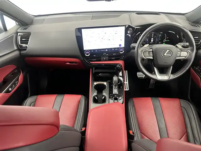 レクサス ＮＸ 350h Fスポーツ 愛知県 2023(令5)年 1.8万km ホワイトノーヴァガラスフレーク 純正14インチコネクテッドナビ付ディスプレイオーディオPlus/レクサスチームメイト/　　・アドバンスドパーク/ブラインドスポットモニター/レクサスセーフティシステム＋/　　・プリクラッシュセーフティ/　　・レーンディバーチャーアラート/　　・レーダークルーズコントロール/　　・レーントレーシングアシスト/　　・アダプティブハイビームシステム/アダプティブクルーズコントロール/フルセグTV/パノラミックビューモニター/ビルトインETC/カラードヘッドアップディスプレイ/本革シート（フレアレッド）/ポジションメモリーパワーシート（D席）/パワーシート（N席）/シートヒーター（前席）/エアシート（前席）/3眼LEDヘッドライト/純正20インチアルミホイール（ブラックメタリック塗装）/純正オレンジキャリパー/純正デジタルインナーミラー/AC100V/スマートキー