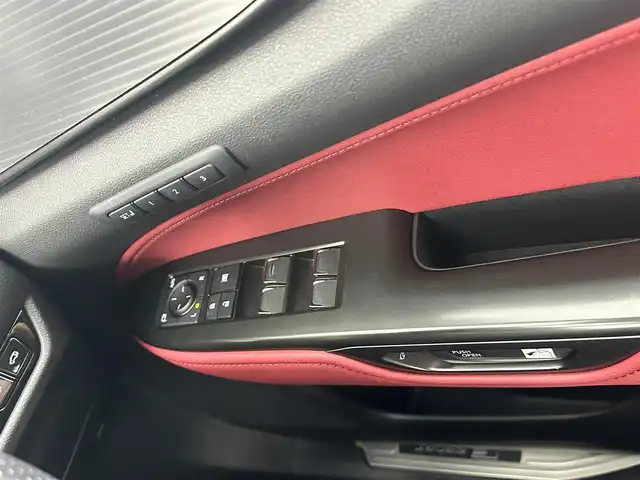 レクサス ＮＸ 350h Fスポーツ 愛知県 2023(令5)年 1.8万km ホワイトノーヴァガラスフレーク 純正14インチコネクテッドナビ付ディスプレイオーディオPlus/レクサスチームメイト/　　・アドバンスドパーク/ブラインドスポットモニター/レクサスセーフティシステム＋/　　・プリクラッシュセーフティ/　　・レーンディバーチャーアラート/　　・レーダークルーズコントロール/　　・レーントレーシングアシスト/　　・アダプティブハイビームシステム/アダプティブクルーズコントロール/フルセグTV/パノラミックビューモニター/ビルトインETC/カラードヘッドアップディスプレイ/本革シート（フレアレッド）/ポジションメモリーパワーシート（D席）/パワーシート（N席）/シートヒーター（前席）/エアシート（前席）/3眼LEDヘッドライト/純正20インチアルミホイール（ブラックメタリック塗装）/純正オレンジキャリパー/純正デジタルインナーミラー/AC100V/スマートキー