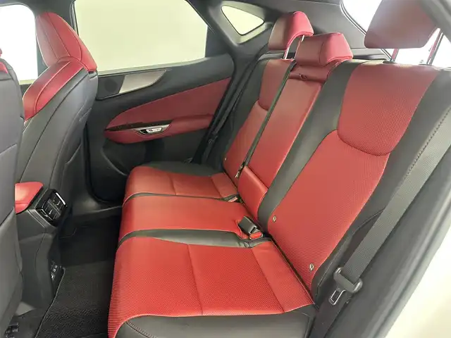 レクサス ＮＸ 350h Fスポーツ 愛知県 2023(令5)年 1.8万km ホワイトノーヴァガラスフレーク 純正14インチコネクテッドナビ付ディスプレイオーディオPlus/レクサスチームメイト/　　・アドバンスドパーク/ブラインドスポットモニター/レクサスセーフティシステム＋/　　・プリクラッシュセーフティ/　　・レーンディバーチャーアラート/　　・レーダークルーズコントロール/　　・レーントレーシングアシスト/　　・アダプティブハイビームシステム/アダプティブクルーズコントロール/フルセグTV/パノラミックビューモニター/ビルトインETC/カラードヘッドアップディスプレイ/本革シート（フレアレッド）/ポジションメモリーパワーシート（D席）/パワーシート（N席）/シートヒーター（前席）/エアシート（前席）/3眼LEDヘッドライト/純正20インチアルミホイール（ブラックメタリック塗装）/純正オレンジキャリパー/純正デジタルインナーミラー/AC100V/スマートキー
