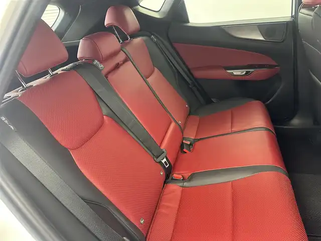レクサス ＮＸ 350h Fスポーツ 愛知県 2023(令5)年 1.8万km ホワイトノーヴァガラスフレーク 純正14インチコネクテッドナビ付ディスプレイオーディオPlus/レクサスチームメイト/　　・アドバンスドパーク/ブラインドスポットモニター/レクサスセーフティシステム＋/　　・プリクラッシュセーフティ/　　・レーンディバーチャーアラート/　　・レーダークルーズコントロール/　　・レーントレーシングアシスト/　　・アダプティブハイビームシステム/アダプティブクルーズコントロール/フルセグTV/パノラミックビューモニター/ビルトインETC/カラードヘッドアップディスプレイ/本革シート（フレアレッド）/ポジションメモリーパワーシート（D席）/パワーシート（N席）/シートヒーター（前席）/エアシート（前席）/3眼LEDヘッドライト/純正20インチアルミホイール（ブラックメタリック塗装）/純正オレンジキャリパー/純正デジタルインナーミラー/AC100V/スマートキー