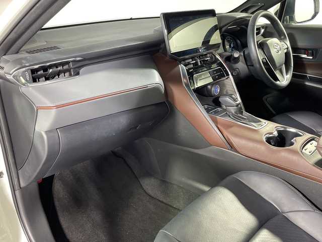 トヨタ ハリアー ハイブリッド Z レザーパッケージ 神奈川県 2022(令4)年 2.1万km ホワイトパールクリスタルシャイン 純正ディスプレイオーディオ/AM FM Bluetooth フルセグ/パノラマミックビューモニター/JBLプレミアムサウンド/トヨタセーフティセンス/ブラインドスポットモニター/プリクラッシュセーフティ/レーントレーシングアラート/レーダークルーズコントロール/ロードサインアシスト/カーブ速度抑制機能/ドライバー異常時対応システム/横断歩行者検知機能/低速時加速抑制機能/レザーシート/前席シートヒーター/前席シートベンチレーション/パワーシート/メモリシート/デジタルインナーミラー/革巻きステアリング/ステアリングリモコン/ステアリングヒーター/ビルトインETC2.0/純正フロアマット/パワーバックドア/電子パーキング/オートホールド/LEDヘッドライト/オートライト/オートマチックハイビーム/純正19インチアルミホイル/プッシュスタート/スマートキー/スペアキー