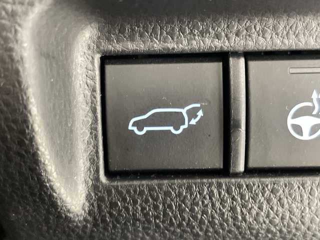 トヨタ ハリアー ハイブリッド Z レザーパッケージ 神奈川県 2022(令4)年 2.1万km ホワイトパールクリスタルシャイン 純正ディスプレイオーディオ/AM FM Bluetooth フルセグ/パノラマミックビューモニター/JBLプレミアムサウンド/トヨタセーフティセンス/ブラインドスポットモニター/プリクラッシュセーフティ/レーントレーシングアラート/レーダークルーズコントロール/ロードサインアシスト/カーブ速度抑制機能/ドライバー異常時対応システム/横断歩行者検知機能/低速時加速抑制機能/レザーシート/前席シートヒーター/前席シートベンチレーション/パワーシート/メモリシート/デジタルインナーミラー/革巻きステアリング/ステアリングリモコン/ステアリングヒーター/ビルトインETC2.0/純正フロアマット/パワーバックドア/電子パーキング/オートホールド/LEDヘッドライト/オートライト/オートマチックハイビーム/純正19インチアルミホイル/プッシュスタート/スマートキー/スペアキー