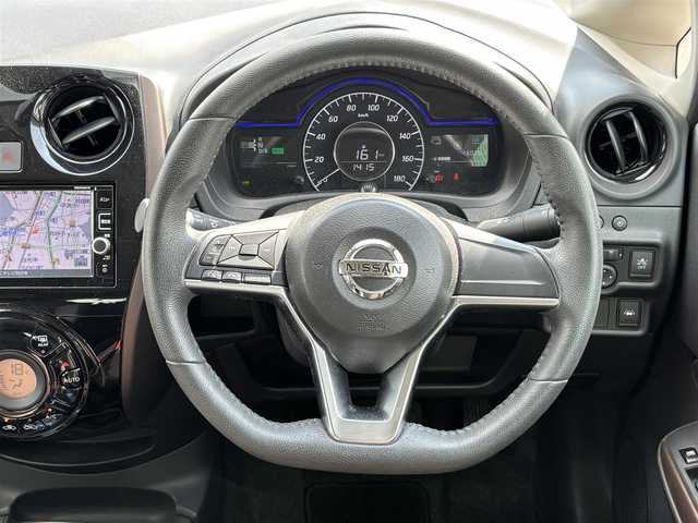 日産 ノート e－パワー メダリスト 福岡県 2016(平28)年 4.3万km ピンク エンジンスタートボタン/アイドリンクストップ/車外全方位カメラ/ドライブレコーダー/ETC/オートライト/オートマチックハイビーム