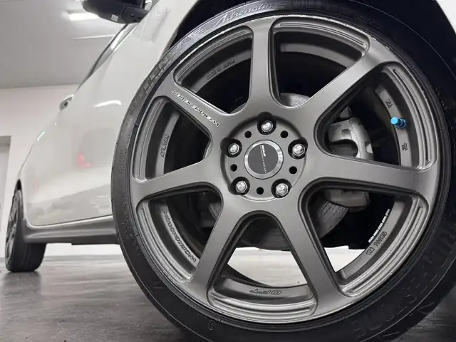 スズキ スイフト スポーツ 三重県 2017(平29)年 3.3万km ピュアホワイトP プレミアムガソリン・ターボ/FF/6F/カロッツェリア 8インチ 『楽ナビ』 AVIC-RL901ZS/（CD/DVD/MSV/SD/FM/AM/TV/Bluetooth/iPod/USB/AUX）/安全/・トラクションコントロール/・ABS（ESP付）/装備/・シートヒーター（D）/・オートエアコン/・オートライトシステム/・LEDヘッドランプ/・前後フォグランプ/・プッシュスタート/・ステアリングスイッチ/・入力用USB-Aジャックx2/・WORKアルミホイール『EMOTION T7R』 17×7.0J＋47 P.C.D.114.3-5H/・スマートキーx2/・取/ナビ取/など