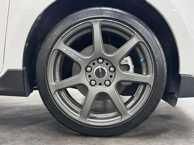 スズキ スイフト スポーツ 三重県 2017(平29)年 3.3万km ピュアホワイトP プレミアムガソリン・ターボ/FF/6F/カロッツェリア 8インチ 『楽ナビ』 AVIC-RL901ZS/（CD/DVD/MSV/SD/FM/AM/TV/Bluetooth/iPod/USB/AUX）/安全/・トラクションコントロール/・ABS（ESP付）/装備/・シートヒーター（D）/・オートエアコン/・オートライトシステム/・LEDヘッドランプ/・前後フォグランプ/・プッシュスタート/・ステアリングスイッチ/・入力用USB-Aジャックx2/・WORKアルミホイール『EMOTION T7R』 17×7.0J＋47 P.C.D.114.3-5H/・スマートキーx2/・取/ナビ取/など