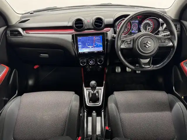 スズキ スイフト スポーツ 三重県 2017(平29)年 3.3万km ピュアホワイトP プレミアムガソリン・ターボ/FF/6F/カロッツェリア 8インチ 『楽ナビ』 AVIC-RL901ZS/（CD/DVD/MSV/SD/FM/AM/TV/Bluetooth/iPod/USB/AUX）/安全/・トラクションコントロール/・ABS（ESP付）/装備/・シートヒーター（D）/・オートエアコン/・オートライトシステム/・LEDヘッドランプ/・前後フォグランプ/・プッシュスタート/・ステアリングスイッチ/・入力用USB-Aジャックx2/・WORKアルミホイール『EMOTION T7R』 17×7.0J＋47 P.C.D.114.3-5H/・スマートキーx2/・取/ナビ取/など