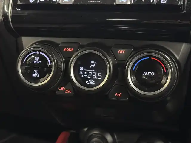 スズキ スイフト スポーツ 三重県 2017(平29)年 3.3万km ピュアホワイトP プレミアムガソリン・ターボ/FF/6F/カロッツェリア 8インチ 『楽ナビ』 AVIC-RL901ZS/（CD/DVD/MSV/SD/FM/AM/TV/Bluetooth/iPod/USB/AUX）/安全/・トラクションコントロール/・ABS（ESP付）/装備/・シートヒーター（D）/・オートエアコン/・オートライトシステム/・LEDヘッドランプ/・前後フォグランプ/・プッシュスタート/・ステアリングスイッチ/・入力用USB-Aジャックx2/・WORKアルミホイール『EMOTION T7R』 17×7.0J＋47 P.C.D.114.3-5H/・スマートキーx2/・取/ナビ取/など