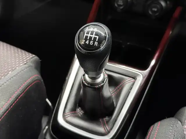 スズキ スイフト スポーツ 三重県 2017(平29)年 3.3万km ピュアホワイトP プレミアムガソリン・ターボ/FF/6F/カロッツェリア 8インチ 『楽ナビ』 AVIC-RL901ZS/（CD/DVD/MSV/SD/FM/AM/TV/Bluetooth/iPod/USB/AUX）/安全/・トラクションコントロール/・ABS（ESP付）/装備/・シートヒーター（D）/・オートエアコン/・オートライトシステム/・LEDヘッドランプ/・前後フォグランプ/・プッシュスタート/・ステアリングスイッチ/・入力用USB-Aジャックx2/・WORKアルミホイール『EMOTION T7R』 17×7.0J＋47 P.C.D.114.3-5H/・スマートキーx2/・取/ナビ取/など