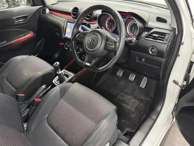 スズキ スイフト スポーツ 三重県 2017(平29)年 3.3万km ピュアホワイトP プレミアムガソリン・ターボ/FF/6F/カロッツェリア 8インチ 『楽ナビ』 AVIC-RL901ZS/（CD/DVD/MSV/SD/FM/AM/TV/Bluetooth/iPod/USB/AUX）/安全/・トラクションコントロール/・ABS（ESP付）/装備/・シートヒーター（D）/・オートエアコン/・オートライトシステム/・LEDヘッドランプ/・前後フォグランプ/・プッシュスタート/・ステアリングスイッチ/・入力用USB-Aジャックx2/・WORKアルミホイール『EMOTION T7R』 17×7.0J＋47 P.C.D.114.3-5H/・スマートキーx2/・取/ナビ取/など