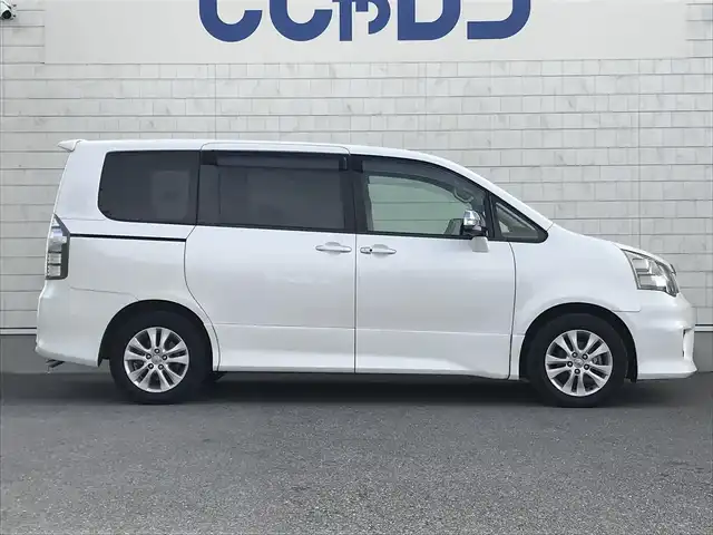 トヨタ ノア Si 栃木県 2013(平25)年 5.1万km ホワイトパールクリスタルシャイン )IDOMが運営する【じしゃロン小山店】の自社ローン専用車両になります。こちらは現金またはオートローンご利用時の価格です。自社ローンご希望の方は別途その旨お申付け下さい//禁煙車/純正フルセグナビ/（CD/DVD/AM/FMラジオ）/(Bluetooth)/スマートキー/プッシュスタート/バックカメラ/ＥＴＣ/両側パワースライドドア/チップアップシート/パドルシフト/ステアリングリモコン/電動格納ドアミラー/パワーウインドウ/オートライト/防眩ミラー