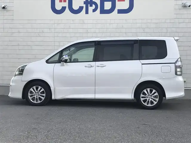 トヨタ ノア Si 栃木県 2013(平25)年 5.1万km ホワイトパールクリスタルシャイン )IDOMが運営する【じしゃロン小山店】の自社ローン専用車両になります。こちらは現金またはオートローンご利用時の価格です。自社ローンご希望の方は別途その旨お申付け下さい//禁煙車/純正フルセグナビ/（CD/DVD/AM/FMラジオ）/(Bluetooth)/スマートキー/プッシュスタート/バックカメラ/ＥＴＣ/両側パワースライドドア/チップアップシート/パドルシフト/ステアリングリモコン/電動格納ドアミラー/パワーウインドウ/オートライト/防眩ミラー