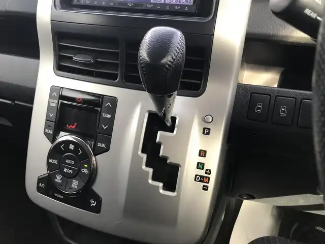 トヨタ ノア Si 栃木県 2013(平25)年 5.1万km ホワイトパールクリスタルシャイン )IDOMが運営する【じしゃロン小山店】の自社ローン専用車両になります。こちらは現金またはオートローンご利用時の価格です。自社ローンご希望の方は別途その旨お申付け下さい//禁煙車/純正フルセグナビ/（CD/DVD/AM/FMラジオ）/(Bluetooth)/スマートキー/プッシュスタート/バックカメラ/ＥＴＣ/両側パワースライドドア/チップアップシート/パドルシフト/ステアリングリモコン/電動格納ドアミラー/パワーウインドウ/オートライト/防眩ミラー