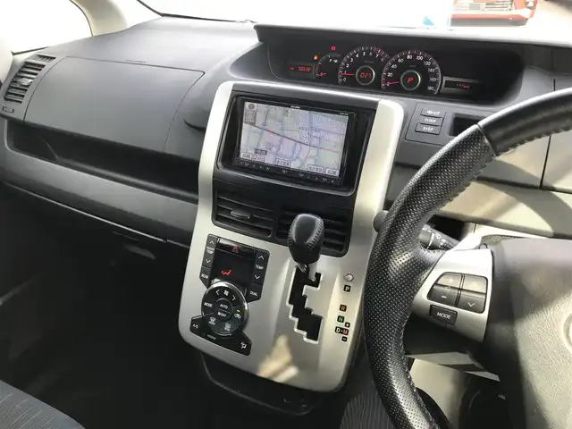 トヨタ ノア Si 栃木県 2013(平25)年 5.1万km ホワイトパールクリスタルシャイン )IDOMが運営する【じしゃロン小山店】の自社ローン専用車両になります。こちらは現金またはオートローンご利用時の価格です。自社ローンご希望の方は別途その旨お申付け下さい//禁煙車/純正フルセグナビ/（CD/DVD/AM/FMラジオ）/(Bluetooth)/スマートキー/プッシュスタート/バックカメラ/ＥＴＣ/両側パワースライドドア/チップアップシート/パドルシフト/ステアリングリモコン/電動格納ドアミラー/パワーウインドウ/オートライト/防眩ミラー