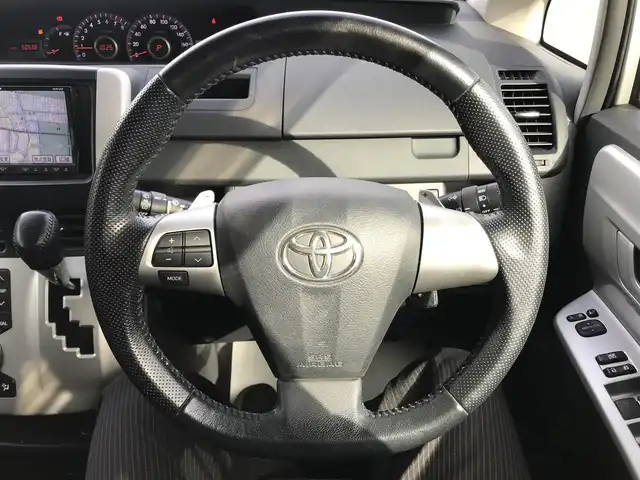 トヨタ ノア Si 栃木県 2013(平25)年 5.1万km ホワイトパールクリスタルシャイン )IDOMが運営する【じしゃロン小山店】の自社ローン専用車両になります。こちらは現金またはオートローンご利用時の価格です。自社ローンご希望の方は別途その旨お申付け下さい//禁煙車/純正フルセグナビ/（CD/DVD/AM/FMラジオ）/(Bluetooth)/スマートキー/プッシュスタート/バックカメラ/ＥＴＣ/両側パワースライドドア/チップアップシート/パドルシフト/ステアリングリモコン/電動格納ドアミラー/パワーウインドウ/オートライト/防眩ミラー