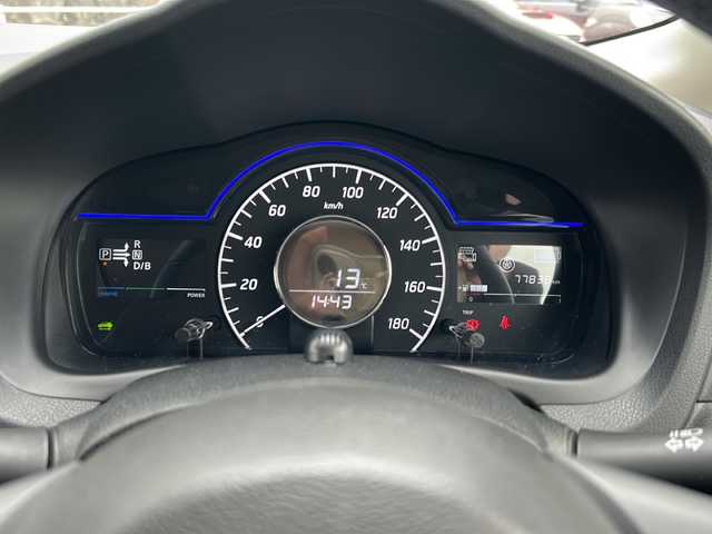 日産 ノート e－パワー メダリスト 岐阜県 2017(平29)年 7.8万km ブリリアントホワイトパール 登録時走行距離77838km/純正SDナビ/フルセグTV/全方位カメラ/ハーフレザーシート/ドライブレコーダー/純正アルミホイール/社外フロアマット/USB/ETC/オートエアコン/プッシュスタート/スマートキー/スペアキー/ABS/横滑り防止装置/コーナーセンサー/レーンキープアシスト/盗難防止装置/オートライト/LEDヘッドライト/エアバッグ/衝突被害軽減システム