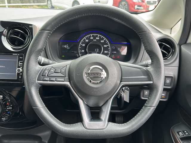 日産 ノート e－パワー メダリスト 岐阜県 2017(平29)年 7.8万km ブリリアントホワイトパール 登録時走行距離77838km/純正SDナビ/フルセグTV/全方位カメラ/ハーフレザーシート/ドライブレコーダー/純正アルミホイール/社外フロアマット/USB/ETC/オートエアコン/プッシュスタート/スマートキー/スペアキー/ABS/横滑り防止装置/コーナーセンサー/レーンキープアシスト/盗難防止装置/オートライト/LEDヘッドライト/エアバッグ/衝突被害軽減システム