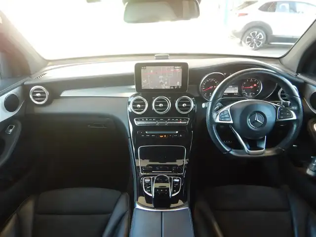 メルセデス・ベンツ ＧＬＣ２００ スポーツ 静岡県 2017(平29)年 6.4万km ポーラホワイト ターボ/アクティブブレーキアシスト/ブラインドスポットアシスト/レーンキープアシスト/アクティブレーンキーピングアシスト/アテンションアシスト/インテリジェントライトシステム/パーキングアシストパークトロニック/ステアリングパイロット/ルーフレール/純正HDDナビ/・フルセグ/・DVD再生/・CD再生/・Bluetooth/全方位モニター/純正ドライブレコーダー/クルーズコントロール/ビルトインETC/本革巻きステアリング/・電動チルト/パドルシフト/ハーフレザーシート/前席メモリー機能つきパワーシート/前席シートヒーター/前席ランバーサポート/パワーバックドア/オートライト/リアフォグライト/オートリトラミラー/純正トノカバー/ロケイターライティングイルミネーション/アンビエントライト/純正フロアマット/スマートキー×2/取扱説明書/新車保証書/整備記録簿/・新車6ヶ月点検、12ヶ月点検、R1、R4、R5、R6、R7