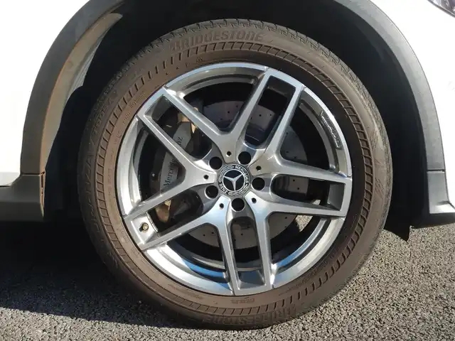 メルセデス・ベンツ ＧＬＣ２００ スポーツ 静岡県 2017(平29)年 6.4万km ポーラホワイト ターボ/アクティブブレーキアシスト/ブラインドスポットアシスト/レーンキープアシスト/アクティブレーンキーピングアシスト/アテンションアシスト/インテリジェントライトシステム/パーキングアシストパークトロニック/ステアリングパイロット/ルーフレール/純正HDDナビ/・フルセグ/・DVD再生/・CD再生/・Bluetooth/全方位モニター/純正ドライブレコーダー/クルーズコントロール/ビルトインETC/本革巻きステアリング/・電動チルト/パドルシフト/ハーフレザーシート/前席メモリー機能つきパワーシート/前席シートヒーター/前席ランバーサポート/パワーバックドア/オートライト/リアフォグライト/オートリトラミラー/純正トノカバー/ロケイターライティングイルミネーション/アンビエントライト/純正フロアマット/スマートキー×2/取扱説明書/新車保証書/整備記録簿/・新車6ヶ月点検、12ヶ月点検、R1、R4、R5、R6、R7