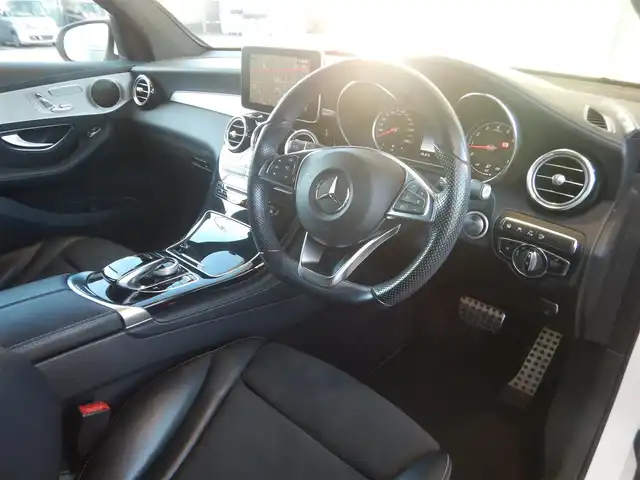 メルセデス・ベンツ ＧＬＣ２００ スポーツ 静岡県 2017(平29)年 6.4万km ポーラホワイト ターボ/アクティブブレーキアシスト/ブラインドスポットアシスト/レーンキープアシスト/アクティブレーンキーピングアシスト/アテンションアシスト/インテリジェントライトシステム/パーキングアシストパークトロニック/ステアリングパイロット/ルーフレール/純正HDDナビ/・フルセグ/・DVD再生/・CD再生/・Bluetooth/全方位モニター/純正ドライブレコーダー/クルーズコントロール/ビルトインETC/本革巻きステアリング/・電動チルト/パドルシフト/ハーフレザーシート/前席メモリー機能つきパワーシート/前席シートヒーター/前席ランバーサポート/パワーバックドア/オートライト/リアフォグライト/オートリトラミラー/純正トノカバー/ロケイターライティングイルミネーション/アンビエントライト/純正フロアマット/スマートキー×2/取扱説明書/新車保証書/整備記録簿/・新車6ヶ月点検、12ヶ月点検、R1、R4、R5、R6、R7