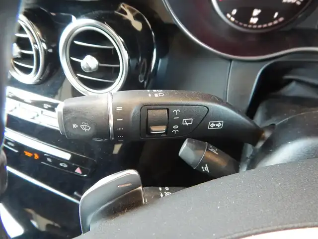 メルセデス・ベンツ ＧＬＣ２００ スポーツ 静岡県 2017(平29)年 6.4万km ポーラホワイト ターボ/アクティブブレーキアシスト/ブラインドスポットアシスト/レーンキープアシスト/アクティブレーンキーピングアシスト/アテンションアシスト/インテリジェントライトシステム/パーキングアシストパークトロニック/ステアリングパイロット/ルーフレール/純正HDDナビ/・フルセグ/・DVD再生/・CD再生/・Bluetooth/全方位モニター/純正ドライブレコーダー/クルーズコントロール/ビルトインETC/本革巻きステアリング/・電動チルト/パドルシフト/ハーフレザーシート/前席メモリー機能つきパワーシート/前席シートヒーター/前席ランバーサポート/パワーバックドア/オートライト/リアフォグライト/オートリトラミラー/純正トノカバー/ロケイターライティングイルミネーション/アンビエントライト/純正フロアマット/スマートキー×2/取扱説明書/新車保証書/整備記録簿/・新車6ヶ月点検、12ヶ月点検、R1、R4、R5、R6、R7