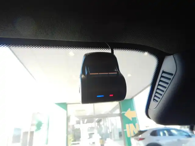 メルセデス・ベンツ ＧＬＣ２００ スポーツ 静岡県 2017(平29)年 6.4万km ポーラホワイト ターボ/アクティブブレーキアシスト/ブラインドスポットアシスト/レーンキープアシスト/アクティブレーンキーピングアシスト/アテンションアシスト/インテリジェントライトシステム/パーキングアシストパークトロニック/ステアリングパイロット/ルーフレール/純正HDDナビ/・フルセグ/・DVD再生/・CD再生/・Bluetooth/全方位モニター/純正ドライブレコーダー/クルーズコントロール/ビルトインETC/本革巻きステアリング/・電動チルト/パドルシフト/ハーフレザーシート/前席メモリー機能つきパワーシート/前席シートヒーター/前席ランバーサポート/パワーバックドア/オートライト/リアフォグライト/オートリトラミラー/純正トノカバー/ロケイターライティングイルミネーション/アンビエントライト/純正フロアマット/スマートキー×2/取扱説明書/新車保証書/整備記録簿/・新車6ヶ月点検、12ヶ月点検、R1、R4、R5、R6、R7