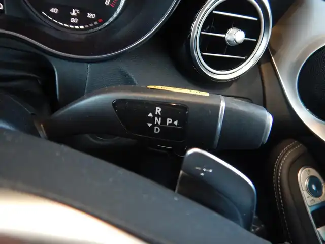 メルセデス・ベンツ ＧＬＣ２００ スポーツ 静岡県 2017(平29)年 6.4万km ポーラホワイト ターボ/アクティブブレーキアシスト/ブラインドスポットアシスト/レーンキープアシスト/アクティブレーンキーピングアシスト/アテンションアシスト/インテリジェントライトシステム/パーキングアシストパークトロニック/ステアリングパイロット/ルーフレール/純正HDDナビ/・フルセグ/・DVD再生/・CD再生/・Bluetooth/全方位モニター/純正ドライブレコーダー/クルーズコントロール/ビルトインETC/本革巻きステアリング/・電動チルト/パドルシフト/ハーフレザーシート/前席メモリー機能つきパワーシート/前席シートヒーター/前席ランバーサポート/パワーバックドア/オートライト/リアフォグライト/オートリトラミラー/純正トノカバー/ロケイターライティングイルミネーション/アンビエントライト/純正フロアマット/スマートキー×2/取扱説明書/新車保証書/整備記録簿/・新車6ヶ月点検、12ヶ月点検、R1、R4、R5、R6、R7