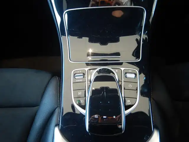 メルセデス・ベンツ ＧＬＣ２００ スポーツ 静岡県 2017(平29)年 6.4万km ポーラホワイト ターボ/アクティブブレーキアシスト/ブラインドスポットアシスト/レーンキープアシスト/アクティブレーンキーピングアシスト/アテンションアシスト/インテリジェントライトシステム/パーキングアシストパークトロニック/ステアリングパイロット/ルーフレール/純正HDDナビ/・フルセグ/・DVD再生/・CD再生/・Bluetooth/全方位モニター/純正ドライブレコーダー/クルーズコントロール/ビルトインETC/本革巻きステアリング/・電動チルト/パドルシフト/ハーフレザーシート/前席メモリー機能つきパワーシート/前席シートヒーター/前席ランバーサポート/パワーバックドア/オートライト/リアフォグライト/オートリトラミラー/純正トノカバー/ロケイターライティングイルミネーション/アンビエントライト/純正フロアマット/スマートキー×2/取扱説明書/新車保証書/整備記録簿/・新車6ヶ月点検、12ヶ月点検、R1、R4、R5、R6、R7