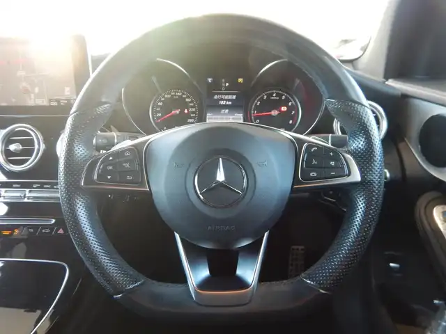 メルセデス・ベンツ ＧＬＣ２００ スポーツ 静岡県 2017(平29)年 6.4万km ポーラホワイト ターボ/アクティブブレーキアシスト/ブラインドスポットアシスト/レーンキープアシスト/アクティブレーンキーピングアシスト/アテンションアシスト/インテリジェントライトシステム/パーキングアシストパークトロニック/ステアリングパイロット/ルーフレール/純正HDDナビ/・フルセグ/・DVD再生/・CD再生/・Bluetooth/全方位モニター/純正ドライブレコーダー/クルーズコントロール/ビルトインETC/本革巻きステアリング/・電動チルト/パドルシフト/ハーフレザーシート/前席メモリー機能つきパワーシート/前席シートヒーター/前席ランバーサポート/パワーバックドア/オートライト/リアフォグライト/オートリトラミラー/純正トノカバー/ロケイターライティングイルミネーション/アンビエントライト/純正フロアマット/スマートキー×2/取扱説明書/新車保証書/整備記録簿/・新車6ヶ月点検、12ヶ月点検、R1、R4、R5、R6、R7