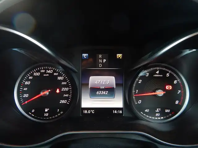 メルセデス・ベンツ ＧＬＣ２００ スポーツ 静岡県 2017(平29)年 6.4万km ポーラホワイト ターボ/アクティブブレーキアシスト/ブラインドスポットアシスト/レーンキープアシスト/アクティブレーンキーピングアシスト/アテンションアシスト/インテリジェントライトシステム/パーキングアシストパークトロニック/ステアリングパイロット/ルーフレール/純正HDDナビ/・フルセグ/・DVD再生/・CD再生/・Bluetooth/全方位モニター/純正ドライブレコーダー/クルーズコントロール/ビルトインETC/本革巻きステアリング/・電動チルト/パドルシフト/ハーフレザーシート/前席メモリー機能つきパワーシート/前席シートヒーター/前席ランバーサポート/パワーバックドア/オートライト/リアフォグライト/オートリトラミラー/純正トノカバー/ロケイターライティングイルミネーション/アンビエントライト/純正フロアマット/スマートキー×2/取扱説明書/新車保証書/整備記録簿/・新車6ヶ月点検、12ヶ月点検、R1、R4、R5、R6、R7