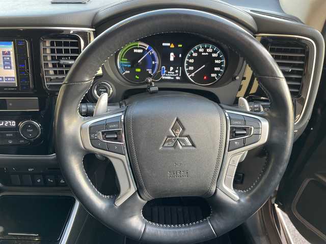 三菱 アウトランダー ＰＨＥＶ G 愛知県 2018(平30)年 1.5万km クォーツブラウンメタリック SDナビ/全方位カメラ/インテリジェントミラー/ドライブレコーダー/ブラインドスポットモニター/レーダークルーズコントロール/コーナーセンサー/オートマチックハイビーム/パドルシフト/ステアリングヒーター/シートヒーター/パワーシート/LEDヘッドライト/純正アルミホイール/電動リアゲート/衝突軽減システム/ステアリングスイッチ/スマートキー/プッシュスタート