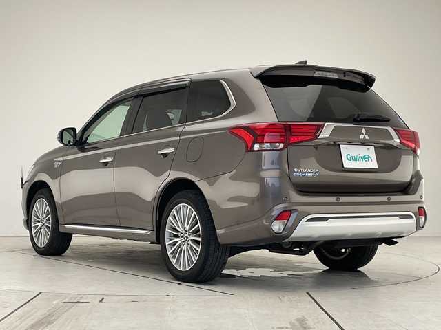 三菱 アウトランダー ＰＨＥＶ G 愛知県 2018(平30)年 1.5万km クォーツブラウンメタリック SDナビ/全方位カメラ/インテリジェントミラー/ドライブレコーダー/ブラインドスポットモニター/レーダークルーズコントロール/コーナーセンサー/オートマチックハイビーム/パドルシフト/ステアリングヒーター/シートヒーター/パワーシート/LEDヘッドライト/純正アルミホイール/電動リアゲート/衝突軽減システム/ステアリングスイッチ/スマートキー/プッシュスタート
