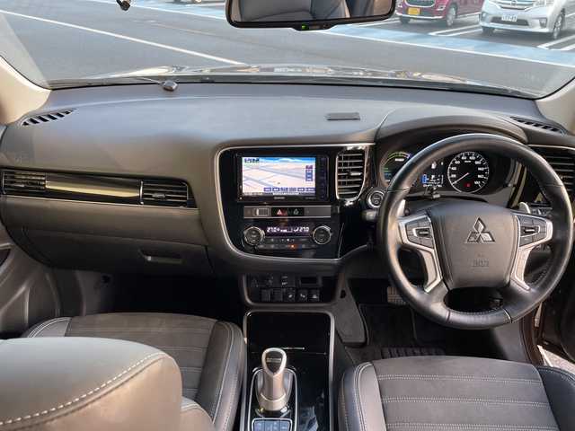 三菱 アウトランダー ＰＨＥＶ G 愛知県 2018(平30)年 1.5万km クォーツブラウンメタリック SDナビ/全方位カメラ/インテリジェントミラー/ドライブレコーダー/ブラインドスポットモニター/レーダークルーズコントロール/コーナーセンサー/オートマチックハイビーム/パドルシフト/ステアリングヒーター/シートヒーター/パワーシート/LEDヘッドライト/純正アルミホイール/電動リアゲート/衝突軽減システム/ステアリングスイッチ/スマートキー/プッシュスタート