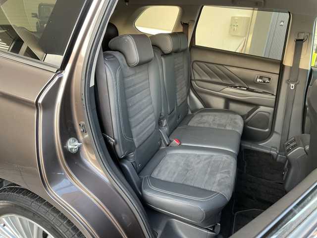 三菱 アウトランダー ＰＨＥＶ G 愛知県 2018(平30)年 1.5万km クォーツブラウンメタリック SDナビ/全方位カメラ/インテリジェントミラー/ドライブレコーダー/ブラインドスポットモニター/レーダークルーズコントロール/コーナーセンサー/オートマチックハイビーム/パドルシフト/ステアリングヒーター/シートヒーター/パワーシート/LEDヘッドライト/純正アルミホイール/電動リアゲート/衝突軽減システム/ステアリングスイッチ/スマートキー/プッシュスタート