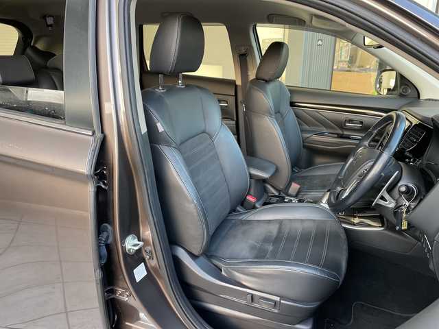三菱 アウトランダー ＰＨＥＶ G 愛知県 2018(平30)年 1.5万km クォーツブラウンメタリック SDナビ/全方位カメラ/インテリジェントミラー/ドライブレコーダー/ブラインドスポットモニター/レーダークルーズコントロール/コーナーセンサー/オートマチックハイビーム/パドルシフト/ステアリングヒーター/シートヒーター/パワーシート/LEDヘッドライト/純正アルミホイール/電動リアゲート/衝突軽減システム/ステアリングスイッチ/スマートキー/プッシュスタート