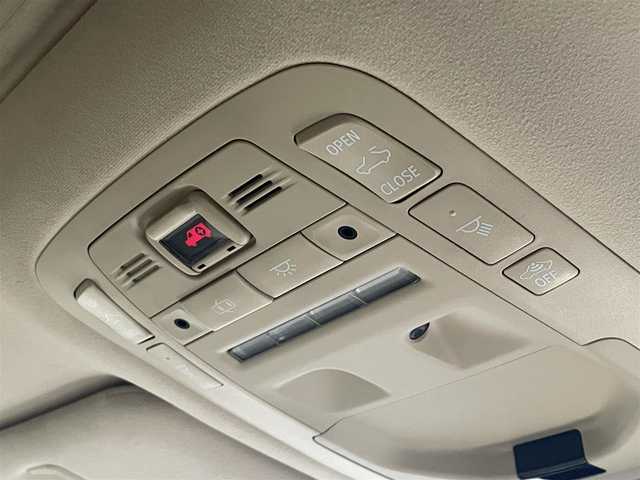 トヨタ クラウン ハイブリッド ロイヤルサルーンG 東京都 2017(平29)年 14.2万km ブラック サンルーフ/セーフティセンス/プリクラッシュセーフティ/レーントレーシングアシスト/オートハイビーム/ブラインドスポットモニター/純正メーカーナビ/パノラミックビューモニター/CD/DVD/BT/AM/FM/TV/レザーシート/シートヒーター / ベンチレーション/パワーシート/LEDヘッドライト / フォグ/ビルトインETC２．０/2列目サンシェード/MTモード付AT/保証書・取説・スペアキー