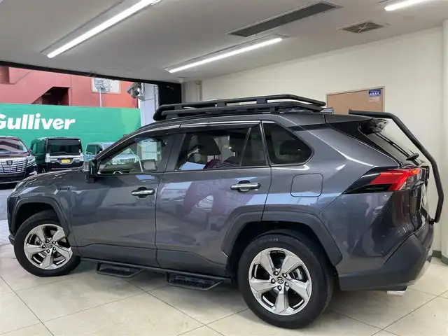 トヨタ ＲＡＶ４ ハイブリットG 東京都 2019(令1)年 2.4万km グレーメタリック ○革シート/○純正メモリーナビ/　CD・DVD・BT・フルセグ/○バックカメラ/○ETC/○ドライブレコーダー/○ACC/○BSM/○LKA/○ステアリングヒーター/○ステアリングスイッチ/○オートハイビームアシスト/○革巻きステアリング/○パワーバックドア/○フロアマット/○ドアバイザー/○シートヒーター/○パワーシート/○社外ルーフキャリア/○社外サイドステップ/○保証書/○取扱説明書/○スペアキー