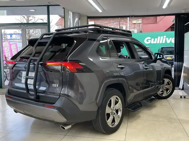 トヨタ ＲＡＶ４ ハイブリットG 東京都 2019(令1)年 2.4万km グレーメタリック ○革シート/○純正メモリーナビ/　CD・DVD・BT・フルセグ/○バックカメラ/○ETC/○ドライブレコーダー/○ACC/○BSM/○LKA/○ステアリングヒーター/○ステアリングスイッチ/○オートハイビームアシスト/○革巻きステアリング/○パワーバックドア/○フロアマット/○ドアバイザー/○シートヒーター/○パワーシート/○社外ルーフキャリア/○社外サイドステップ/○保証書/○取扱説明書/○スペアキー