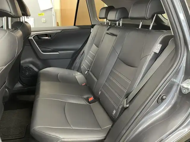 トヨタ ＲＡＶ４ ハイブリットG 東京都 2019(令1)年 2.4万km グレーメタリック ○革シート/○純正メモリーナビ/　CD・DVD・BT・フルセグ/○バックカメラ/○ETC/○ドライブレコーダー/○ACC/○BSM/○LKA/○ステアリングヒーター/○ステアリングスイッチ/○オートハイビームアシスト/○革巻きステアリング/○パワーバックドア/○フロアマット/○ドアバイザー/○シートヒーター/○パワーシート/○社外ルーフキャリア/○社外サイドステップ/○保証書/○取扱説明書/○スペアキー
