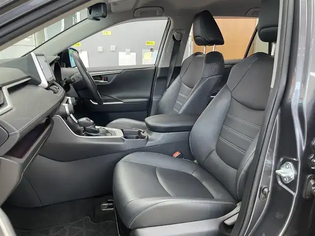トヨタ ＲＡＶ４ ハイブリットG 東京都 2019(令1)年 2.4万km グレーメタリック ○革シート/○純正メモリーナビ/　CD・DVD・BT・フルセグ/○バックカメラ/○ETC/○ドライブレコーダー/○ACC/○BSM/○LKA/○ステアリングヒーター/○ステアリングスイッチ/○オートハイビームアシスト/○革巻きステアリング/○パワーバックドア/○フロアマット/○ドアバイザー/○シートヒーター/○パワーシート/○社外ルーフキャリア/○社外サイドステップ/○保証書/○取扱説明書/○スペアキー