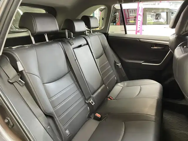 トヨタ ＲＡＶ４ ハイブリットG 東京都 2019(令1)年 2.4万km グレーメタリック ○革シート/○純正メモリーナビ/　CD・DVD・BT・フルセグ/○バックカメラ/○ETC/○ドライブレコーダー/○ACC/○BSM/○LKA/○ステアリングヒーター/○ステアリングスイッチ/○オートハイビームアシスト/○革巻きステアリング/○パワーバックドア/○フロアマット/○ドアバイザー/○シートヒーター/○パワーシート/○社外ルーフキャリア/○社外サイドステップ/○保証書/○取扱説明書/○スペアキー