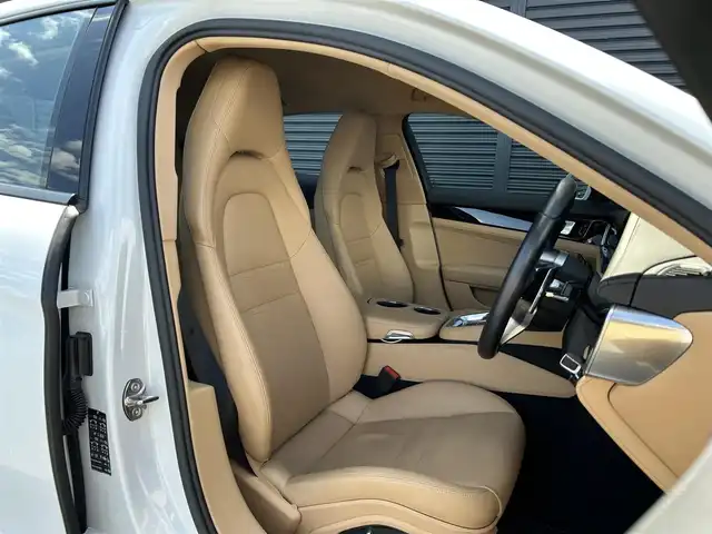 ポルシェ パナメーラ 茨城県 2019(令1)年 5.1万km 白 ワンオーナー　/ソフトクローズドア　/ＰＡＳＭ　/３６０度カメラ　/衝突軽減Ｂ　/ＡＣＣ　/ＬＫＡ　/ポルシェエントリーＤ　/ベージュ革　/シートヒーター　/Ｍ付ＰＷシート　/ＰＷテールゲート　/ナビ　/ＢＴ　/ＬＥＤ　/ＥＴＣ