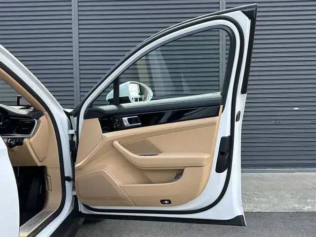 ポルシェ パナメーラ 茨城県 2019(令1)年 5.1万km 白 ワンオーナー　/ソフトクローズドア　/ＰＡＳＭ　/３６０度カメラ　/衝突軽減Ｂ　/ＡＣＣ　/ＬＫＡ　/ポルシェエントリーＤ　/ベージュ革　/シートヒーター　/Ｍ付ＰＷシート　/ＰＷテールゲート　/ナビ　/ＢＴ　/ＬＥＤ　/ＥＴＣ