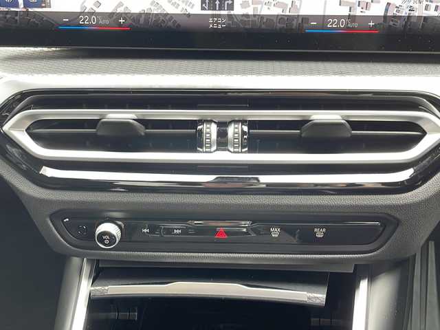 ＢＭＷ ＢＭＷ ３２０ｉ Mスポーツ 大阪府 2023(令5)年 0.7万km アルピンホワイトⅢ 純正ナビ/USB/Bluetooth/AppleCarPlay/全方位カメラ/ヘッドアップディスプレイ/アシストドライビングプラス/BSM/半革シート/温席/パークベンチレーション/純正前後ドライブレコーダー/パワーシートD/N席/オートワイパー/オートハイビーム/ビルトインETC/純正18インチAW/電動トランク/取説/保証書/スペアキーx1