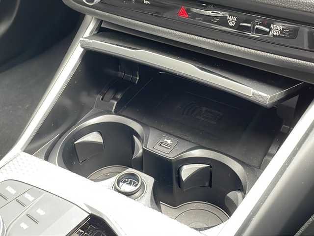 ＢＭＷ ＢＭＷ ３２０ｉ Mスポーツ 大阪府 2023(令5)年 0.7万km アルピンホワイトⅢ 純正ナビ/USB/Bluetooth/AppleCarPlay/全方位カメラ/ヘッドアップディスプレイ/アシストドライビングプラス/BSM/半革シート/温席/パークベンチレーション/純正前後ドライブレコーダー/パワーシートD/N席/オートワイパー/オートハイビーム/ビルトインETC/純正18インチAW/電動トランク/取説/保証書/スペアキーx1