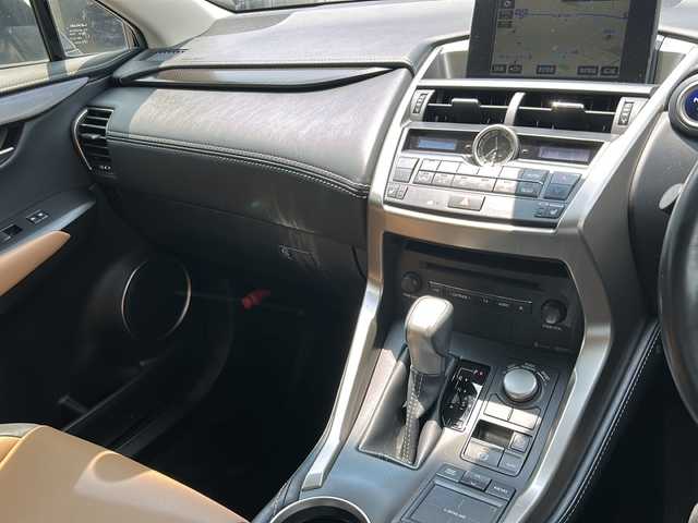 レクサス ＮＸ 300h Iパッケージ 福島県 2016(平28)年 10.7万km ソニッククォーツ レザーシート/純正メモリナビ＆フルセグＴＶ/（ＤＶＤ＆ＵＳＢ＆ＢＴ）/バックカメラ/クルーズコントロール/レーンキープアシスト/コーナーセンサー/社外レーダー/ＥＴＣ/純正１８inアルミホイール/パワーシート/シートヒーター/パワーバックドア/オートライト/ＬＥＤライト/オートハイビーム/フォグランプ/ウィンカーミラー/電動格納ミラー/スマートキー/プッシュスタート/Ｗ＋サイド+カーテンエアバッグ/横滑り防止装置/ＡＢＳ/純正フロアマット/新車保証書/取扱説明書
