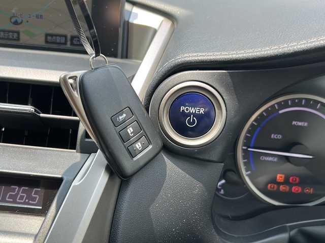 レクサス ＮＸ 300h Iパッケージ 福島県 2016(平28)年 10.7万km ソニッククォーツ レザーシート/純正メモリナビ＆フルセグＴＶ/（ＤＶＤ＆ＵＳＢ＆ＢＴ）/バックカメラ/クルーズコントロール/レーンキープアシスト/コーナーセンサー/社外レーダー/ＥＴＣ/純正１８inアルミホイール/パワーシート/シートヒーター/パワーバックドア/オートライト/ＬＥＤライト/オートハイビーム/フォグランプ/ウィンカーミラー/電動格納ミラー/スマートキー/プッシュスタート/Ｗ＋サイド+カーテンエアバッグ/横滑り防止装置/ＡＢＳ/純正フロアマット/新車保証書/取扱説明書