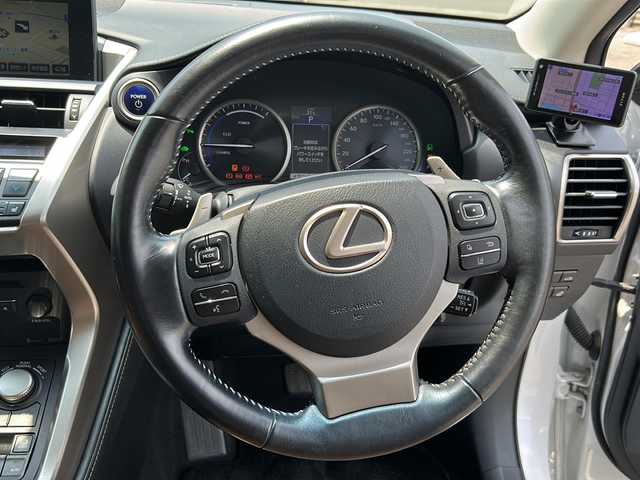レクサス ＮＸ 300h Iパッケージ 福島県 2016(平28)年 10.7万km ソニッククォーツ レザーシート/純正メモリナビ＆フルセグＴＶ/（ＤＶＤ＆ＵＳＢ＆ＢＴ）/バックカメラ/クルーズコントロール/レーンキープアシスト/コーナーセンサー/社外レーダー/ＥＴＣ/純正１８inアルミホイール/パワーシート/シートヒーター/パワーバックドア/オートライト/ＬＥＤライト/オートハイビーム/フォグランプ/ウィンカーミラー/電動格納ミラー/スマートキー/プッシュスタート/Ｗ＋サイド+カーテンエアバッグ/横滑り防止装置/ＡＢＳ/純正フロアマット/新車保証書/取扱説明書